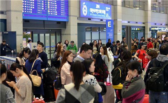 지난 6일 오후 인천국제공항 입국장 앞은 중국 상하이 푸동 공항에서 비행기를 타고 날아온 요우커들로 북적였다. 최우창 기자 smicer@