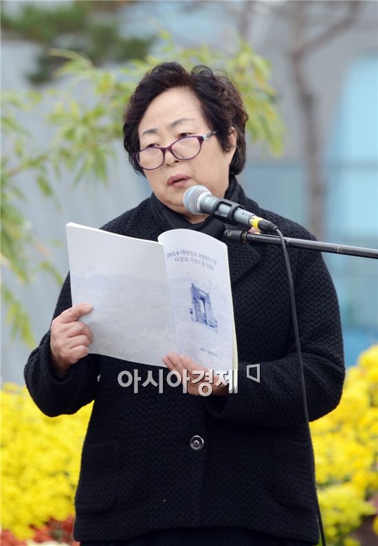 함평군 국향대전 기념 시 공모전에서 대상을 수상한 김윤옥 씨가 ‘국화옆에서’ 를 낭송하고 있다. 노해섭 기자 nogary@
