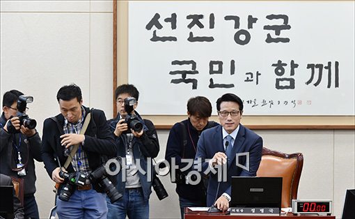 [포토]인사말하는 정병국 위원장