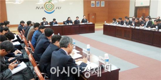 나주시는 10일 박은호 부시장 주재로 시청 회의실에서 2015년 정부합동평가 대비 추진실적 점검 보고회를  개최했다.
