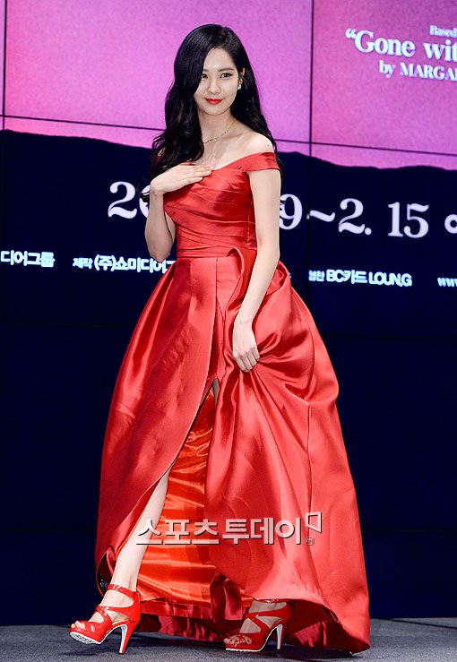소녀시대 서현, 붉은색 풍성한 드레스…"스칼렛 오하라가 따로 없네"