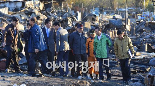박원순 시장이 9일 화재사고가 발생한 구룡마을을 둘러보고 있다. (사진 : 최우창 기자)