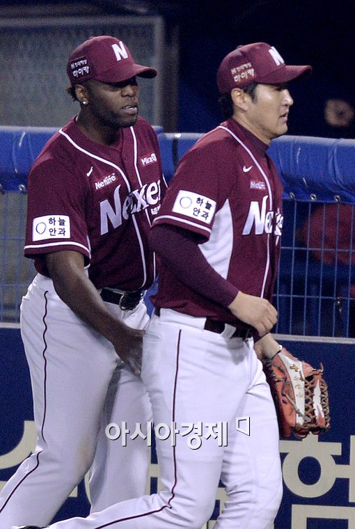 [포토]소사, '호수비도 도와준 유한준 궁디 팡팡~'