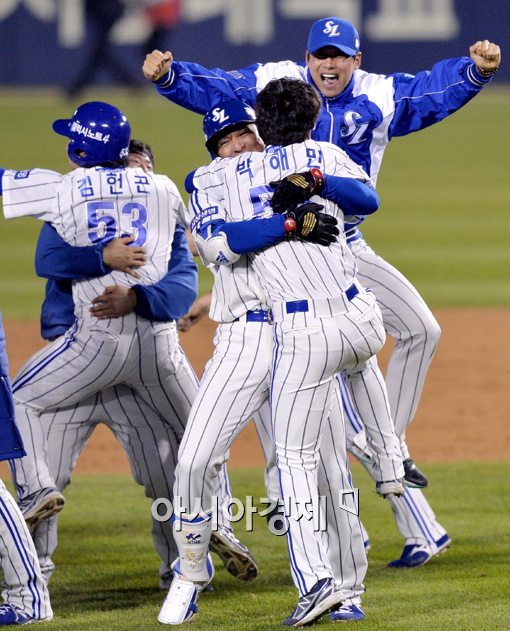 [포토]이승엽, '이보다 더 극적인 끝내기는 없다'