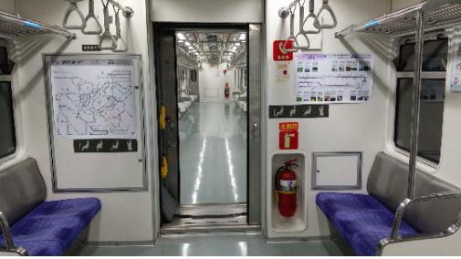 지하철 5678호선을 운영하는 서울도시철도공사는 연말까지 모든 전동차에 교통약자를 위한 맞춤형 노선도를 부착한다고 11일 밝혔다. 사진은 착한 도선도 설치 모습
