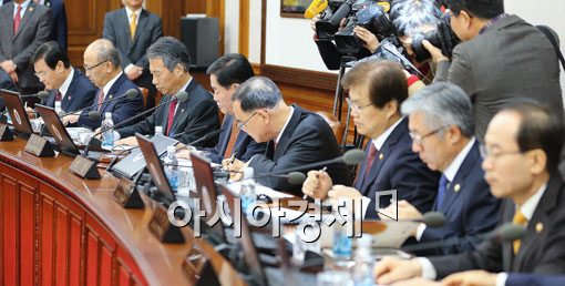 11월 11일 정부서울청사에서 열린 국무회의에서 정홍원 총리(가운데)와 국무위원들이 공무원연금개혁에 지지하는 서명을 하고 있다.