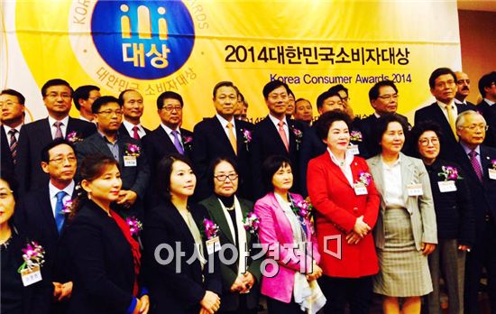 고창군(군수 박우정)은 11일 국회 헌정기념관에서 개최된 ‘2014 대한민국 소비자 대상’시상식에서 소비자 행정부문 대상을 수상했다.
