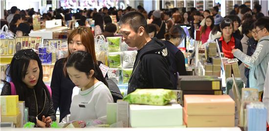 지난 5일 서울 중구 롯데면세점을 찾은 중국인 관광객인 요우커들이 쇼핑을 하고 있다. 최우창 기자 smicer@