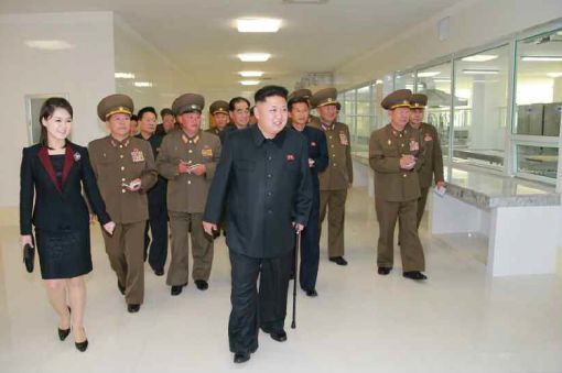 김정은이 인민군 군인식당을 지팡이를 짚은채 돌아보고 있다.