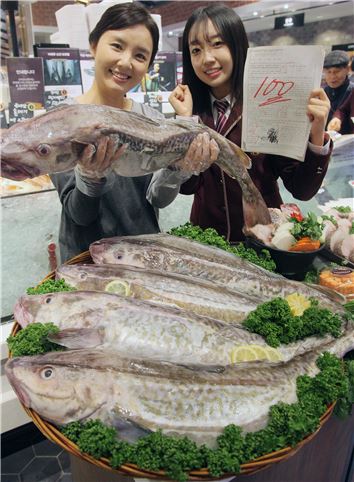 [포토]"쌀쌀한 수능 전날 수험생에게 따끈한 대구탕"