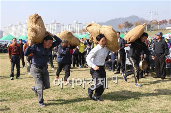 농업인의 날 행사에 참석한 농업인들이 벼가마 메고 달리기 등 체육행사를 가졌다.
