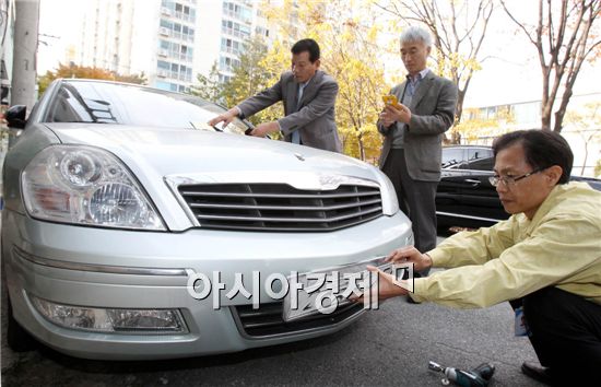 [포토]광주 북구, 자동차세 체납차량 번호판 영치