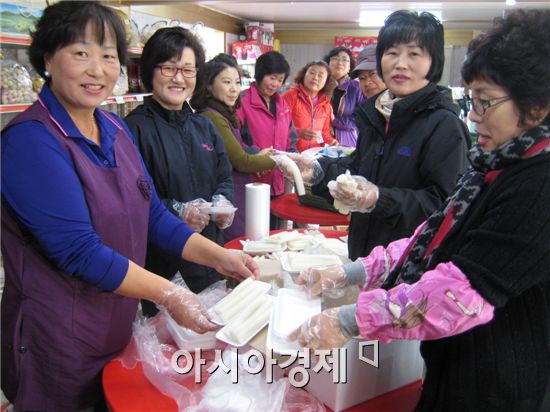 (사)한국여성농업인 함평군연합회(회장 김농선)이 농업인의 날인 11일 ‘가래떡데이’를 맞아 군민들에게 가래떡을 무료로 나눠줬다.
