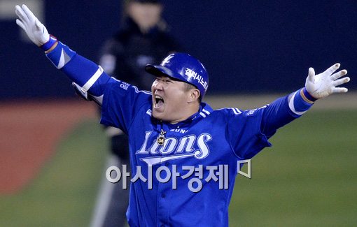 [포토]포효하는 최형우,'한국시리즈 오늘 끝내자!'