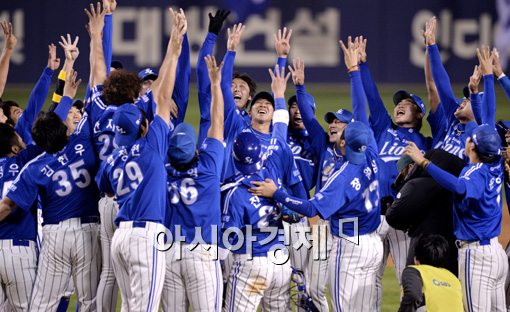 [포토]4년 연속 통합우승 세리머니하는 사자군단