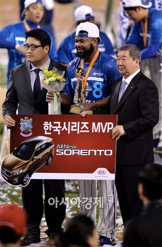 한국시리즈 MVP에 등극한 나바로(가운데)