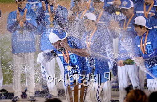 [포토]시리즈 MVP 나바로, '행복한 삼페인 세례'