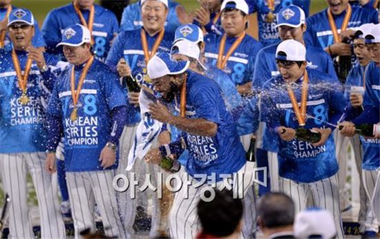 한국시리즈 우승 세리머니를 하고 있는 야마이코 나바로(가운데)와 삼성 선수들[사진=김현민 기자]