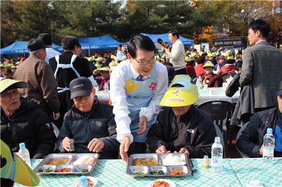 [포토]IBK기업銀, 청주시에 '참! 좋은 사랑의 밥차' 후원