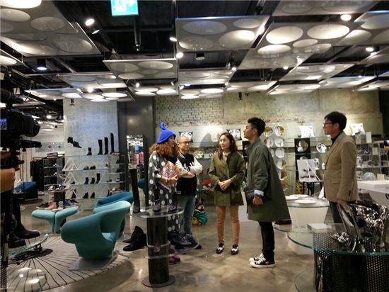 지난달 21일, 서울 명동 롯데백화점 내 10꼬르소꼬모 매장을 방문한 한씨 일행이 매장 관계자와 이야기를 나누고 있다. 