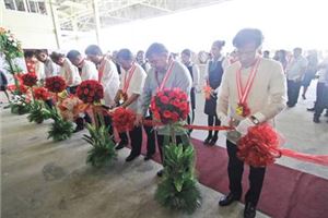 축산식품전문기업 선진이 필리핀 바탕가스 제2사료공장 준공식을 가졌다. 준공식에 참석한 주요인사들이 테이프 커팅을 하고 있다. 