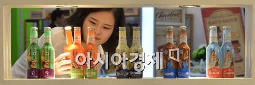 [포토]화려한 디자인 음료수 병들