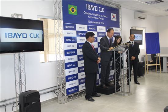 10일(현지시간) 브라질 IBAYO-CLK 대회의실에서 열린 철도차량용 에어컨 생산을 위한 공장준공식에서 강성희 오텍캐리어 대표이사(왼쪽 두번째)가 축사를 하고 있다.