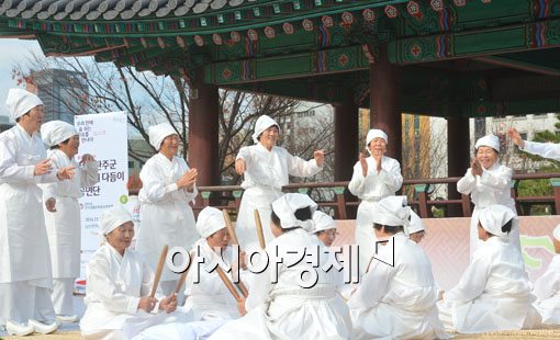 [포토]전라북도 창포마을 할머니 다듬이 공연단 