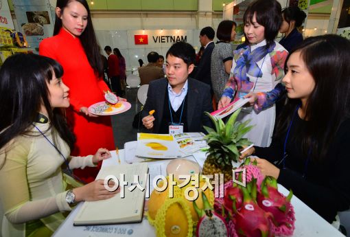 11월 12일부터 15일까지 서울 코엑스에서 열린 서울국제식품산업전의 베트남 부스에서 상담이 이뤄지고 있다.