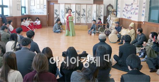 호남대학교 남도문화 영어콘텐츠 프로듀서 양성사업단(단장 정행)은  최근  전라남도 진도군 일대에서 ‘남도문화 현장학습 프로그램’을 실시했다. 

  

특성화 프로그램 일환으로 진행된 이날 현장학습에서는 조선 후기 남종화와 수묵화의 대가 소치 허련 선생의 화실인 ‘운림산방’을 방문해 소치 허련 선생과 그의 직계 자손 화가들의 그림을 관람했다. 또 진도군 지산면 소포리에 위치한 소포리전통민속체험관을 방문해 주민들의 삶에서 우러나온 남도전통 민속 공연을 관람하고 직접 체험해 보는 시간을 가졌다.
 
 



