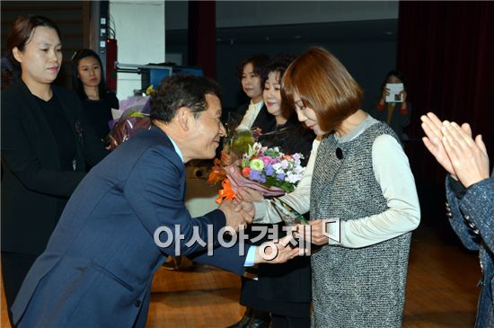 윤장현 광주광역시장은 12일 오후 시청 3층 대회의실에서 열린 장애인 행복 나눔 축제에 참석해 장애인 권익 보호와 복지 증진에 힘써온 사회복지사들에게 표창패를 수여했다.
