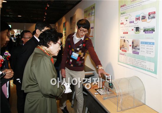 공학도들의 창의적인 작품들을 한자리에 모아놓은 ‘2014 동신대학교 공학페스티벌’이 12일 동신대학교 중앙도서관 5층 전시실에서 성황리에 개최됐다. 
