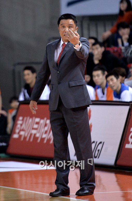 [포토]유도훈 감독, '들어와'