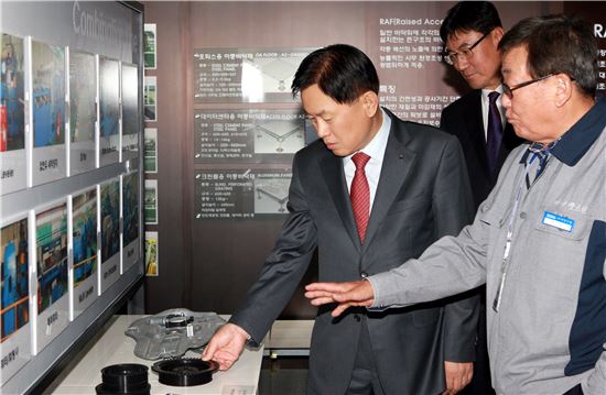 서진원 신한은행 은행장이 인천 남동구 소재 ㈜대창스틸을 방문해 주요 생산품에 대해 설명을 듣고 있다.