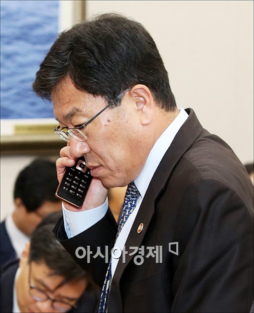 [포토]'장관님은 핸드폰은 폴더폰'