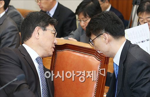 [포토]보고 받는 윤상직 장관