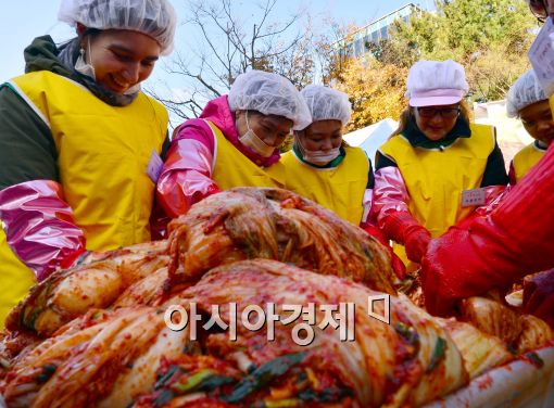 [포토]'다함께 김장김치 만들어요~'