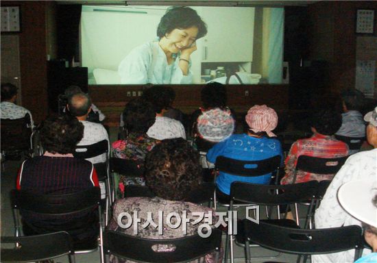 순천시 영상미디어센터에서는 영화를 접하기 어려운 문화소외계층을 찾아 영화를 상영하는 '찾아가는 영화관' 사업을 진행하고 있다.
