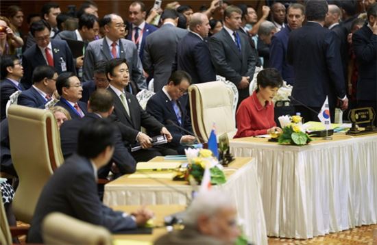 13일 미얀마에서 열린 동아시아정상회의(EAS)에 참석한 박근혜 대통령(사진제공 : 청와대)