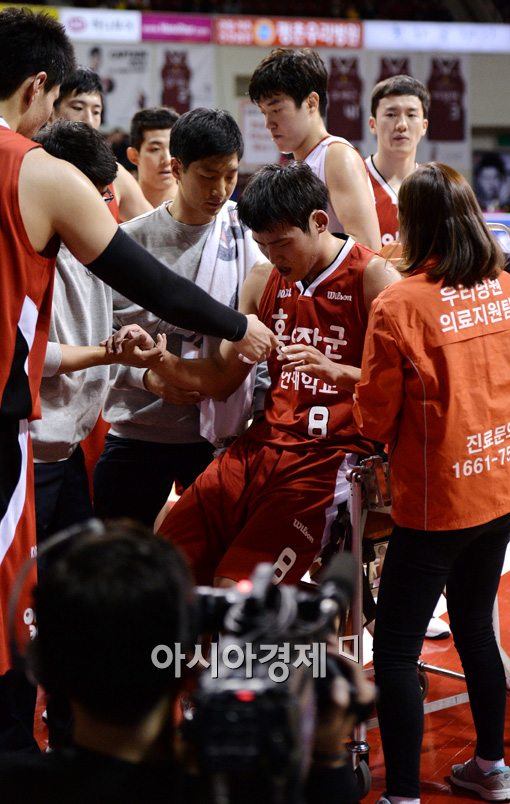 [포토]부상을 입고 실려나가는 최현민