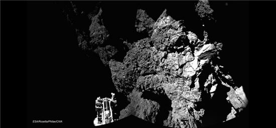 13일(현지시간) 로제타호의 탐사로봇 필레가 전송한 혜성 표면사진. (제공: ESA)