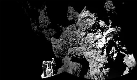 ▲필레가 67P 혜성에 착륙해 직접 촬영한 사진이다. 울퉁불퉁한 모습을 볼 수 있다.[사진제공=ESA/NASA]