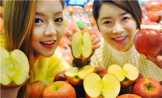 14일 홈플러스 영등포점에서 모델들이 우수 품종 가을 사과를 선보이고 있다. 홈플러스는 19일까지 우수 품종 가을 사과 400t의 물량을 준비해 시세 대비 30% 저렴한 개 당 1000원에 판매한다.