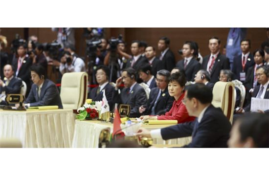 박근혜 대통령이 13일(현지시간) 미얀마 네피도의 국제회의센터(MICC)에서 열린 ‘아세안(ASEAN)+3 정상회의’에 참석하고 있다. (사진제공 : 청와대)