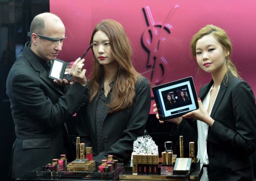 [포토]입생로랑, 디지털 서비스 'YSL 메가 메이크업 쇼'