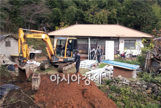 순천시 승주읍 도정리 고산마을에 순천강남라이온스클럽(회장 배혁주) 회원들이 집수리 봉사활동을 펼치고 있다. 
