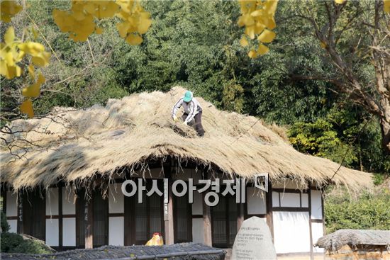 [포토]새옷 갈아입는 강진 영랑생가 