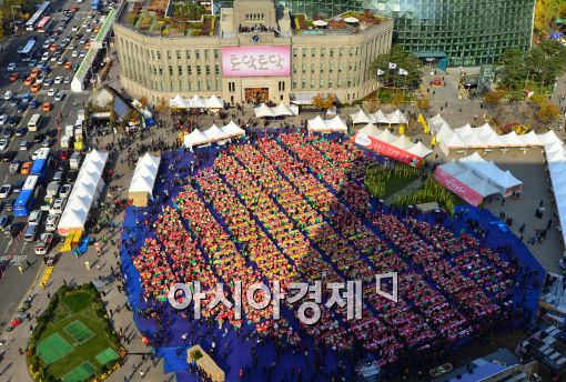 [포토]2014 사랑의 김장나누기 행사, '하트를 그리며'