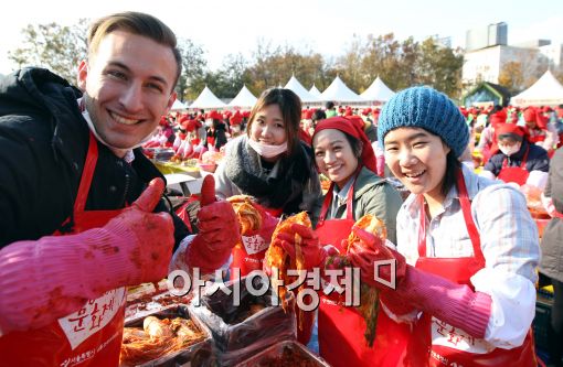[포토]외국인들 함께 하는 2014 사랑의 김장 나누기 행사