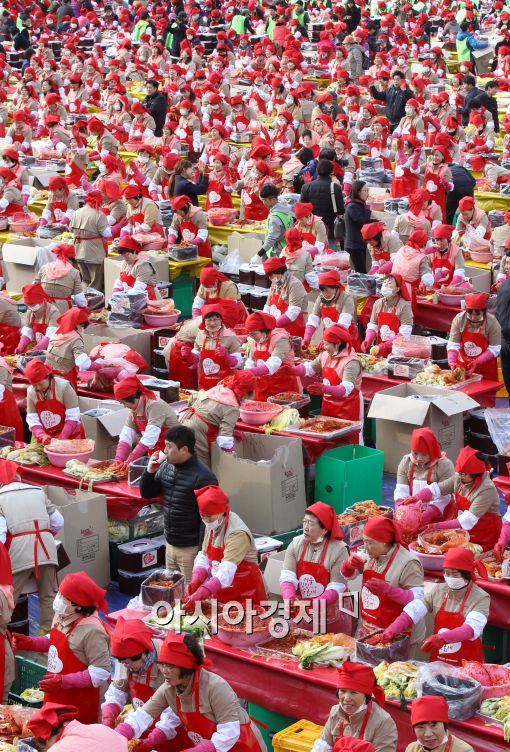 [포토]서울광장에서 열린 2014 사랑의 김장 나누기 행사